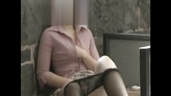 Eine Blondine mit Brille wird reife nackte hausfrauen auf dem Untersuchungstisch gefickt