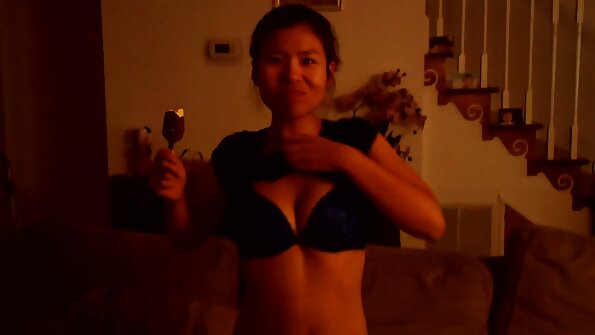 Stripping geile reife frauen beim sex Solo-Girls haben enge Körper und freche Titten